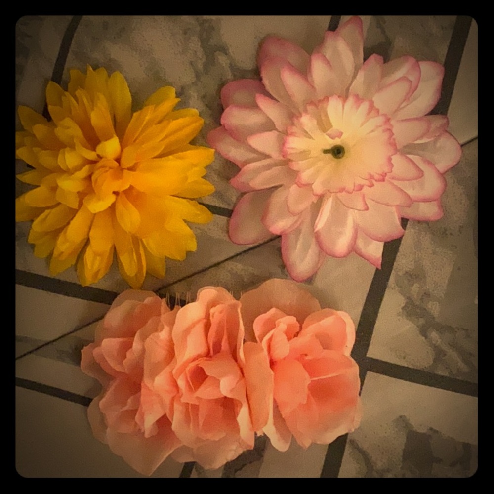 Hair bows and flower clips 🌸🌷